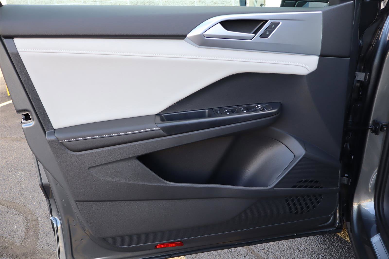 Certified 2025 Volkswagen Taos SE w/ Panoramic Sunroof Package image 13