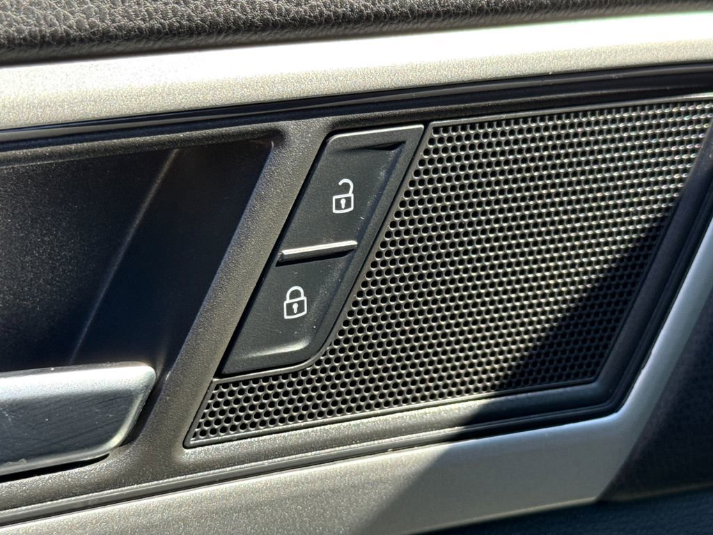 Used 2021 Volkswagen Atlas SEL R-Line w/ MDO Package (Bench Seat) image 24