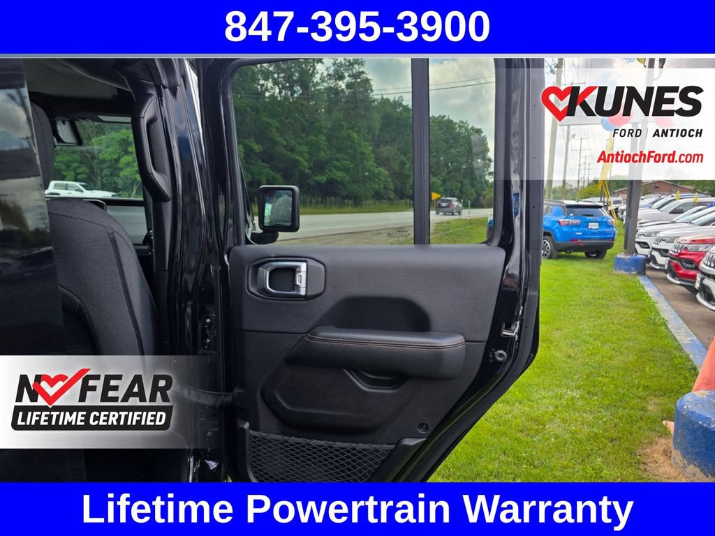 Used 2025 Jeep Wrangler Unlimited Sahara AWD/4WD image 34