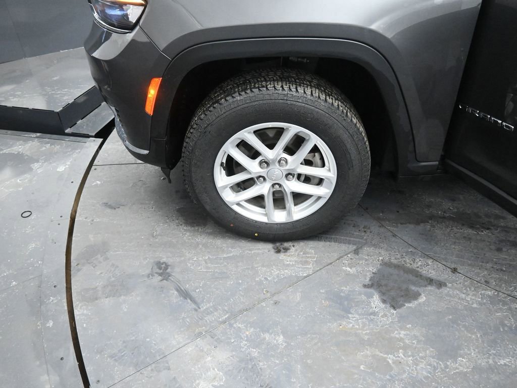 Used 2023 Jeep Grand Cherokee L Laredo image 15