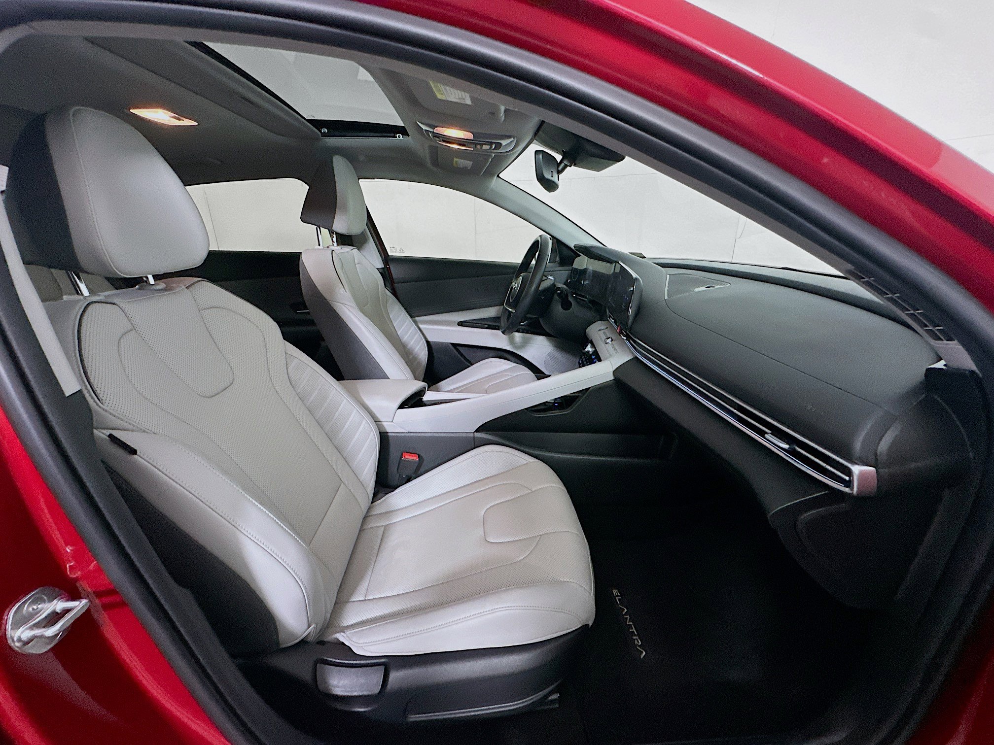 Used 2023 Hyundai Elantra Limited w/ Preferred Accessory Package image 31