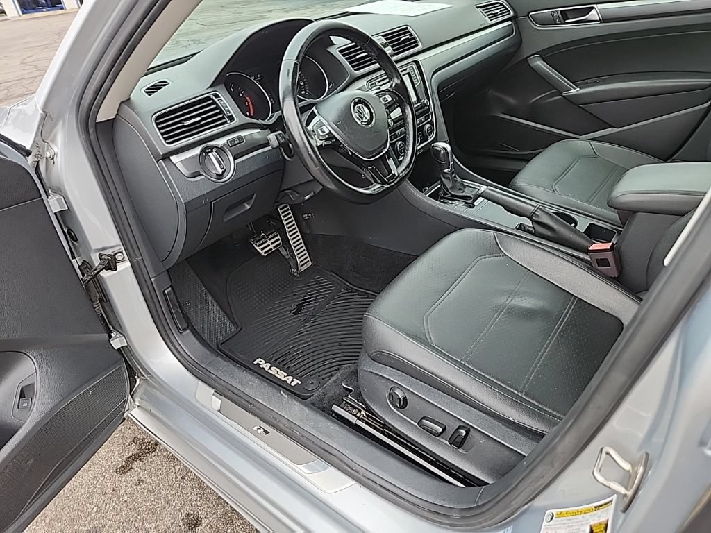 Used 2018 Volkswagen Passat 2.0T R-Line FWD image 24