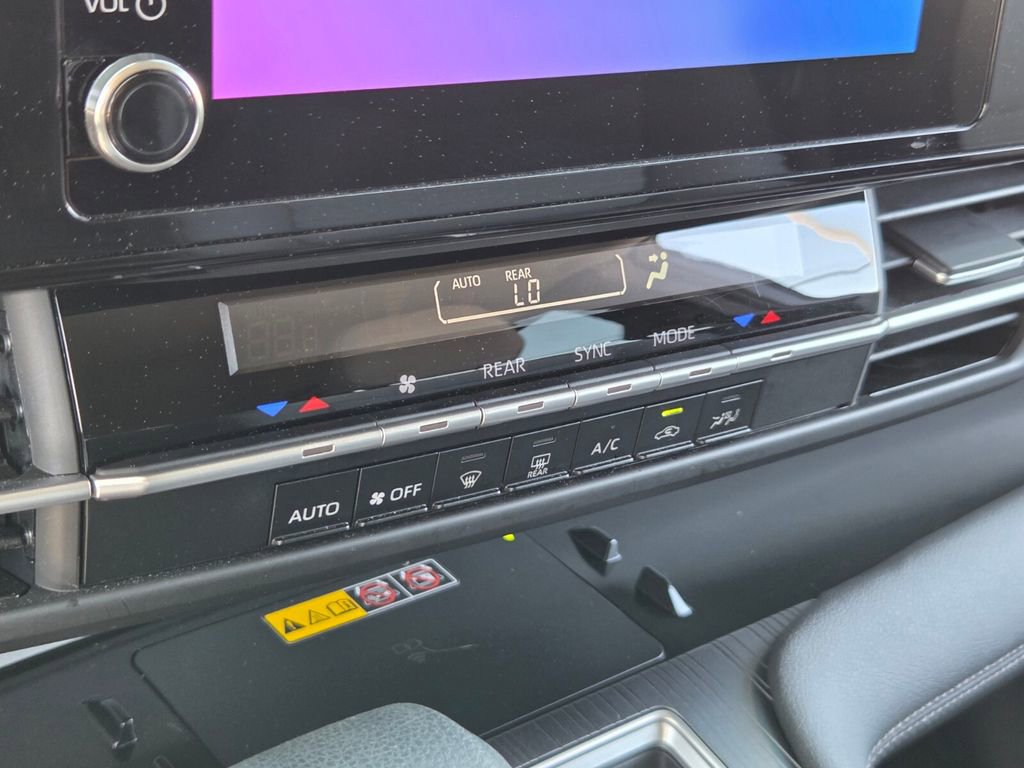 Used 2025 Toyota Sienna LE image 21