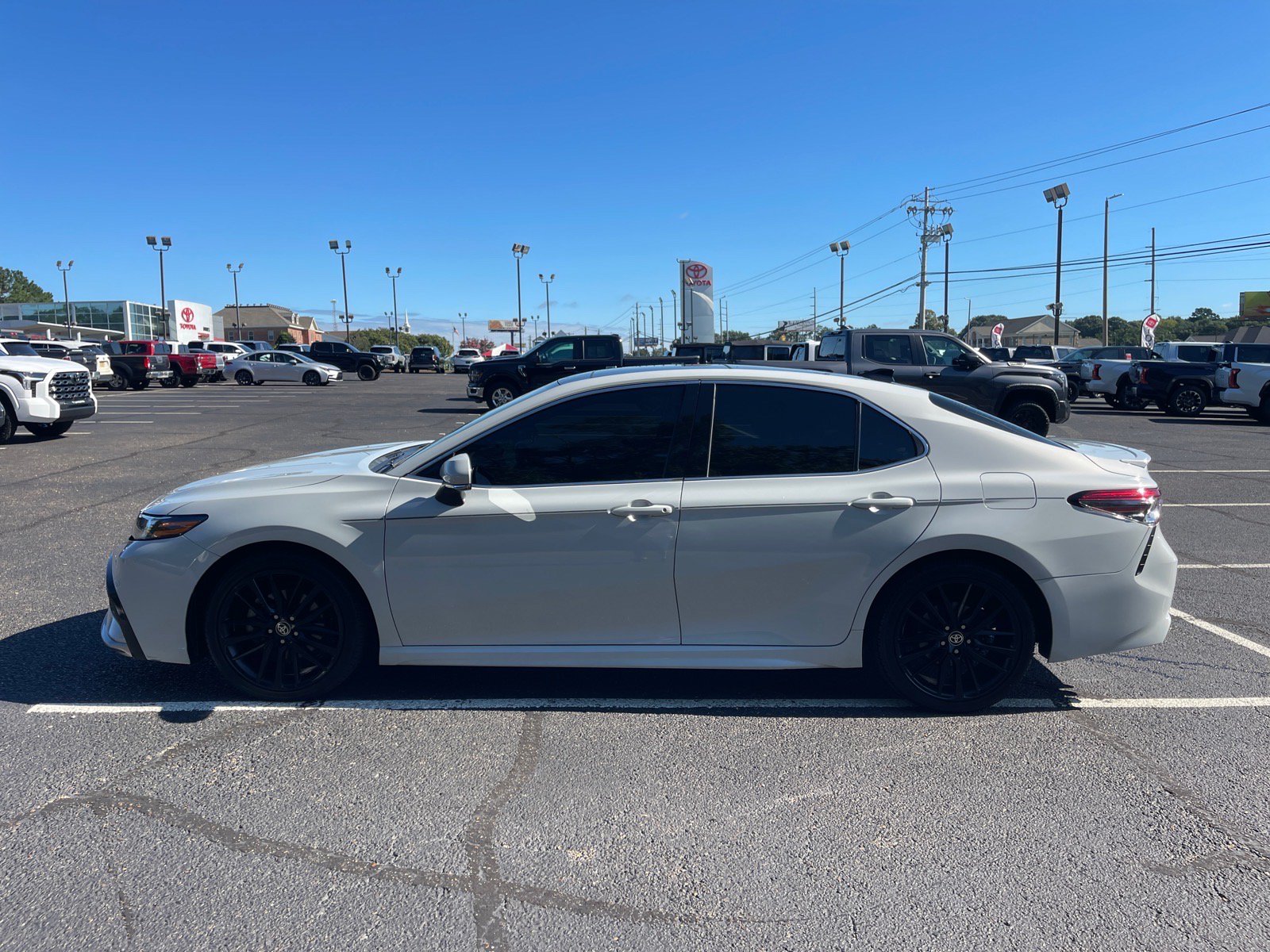 Used 2022 Toyota Camry XSE FWD image 13