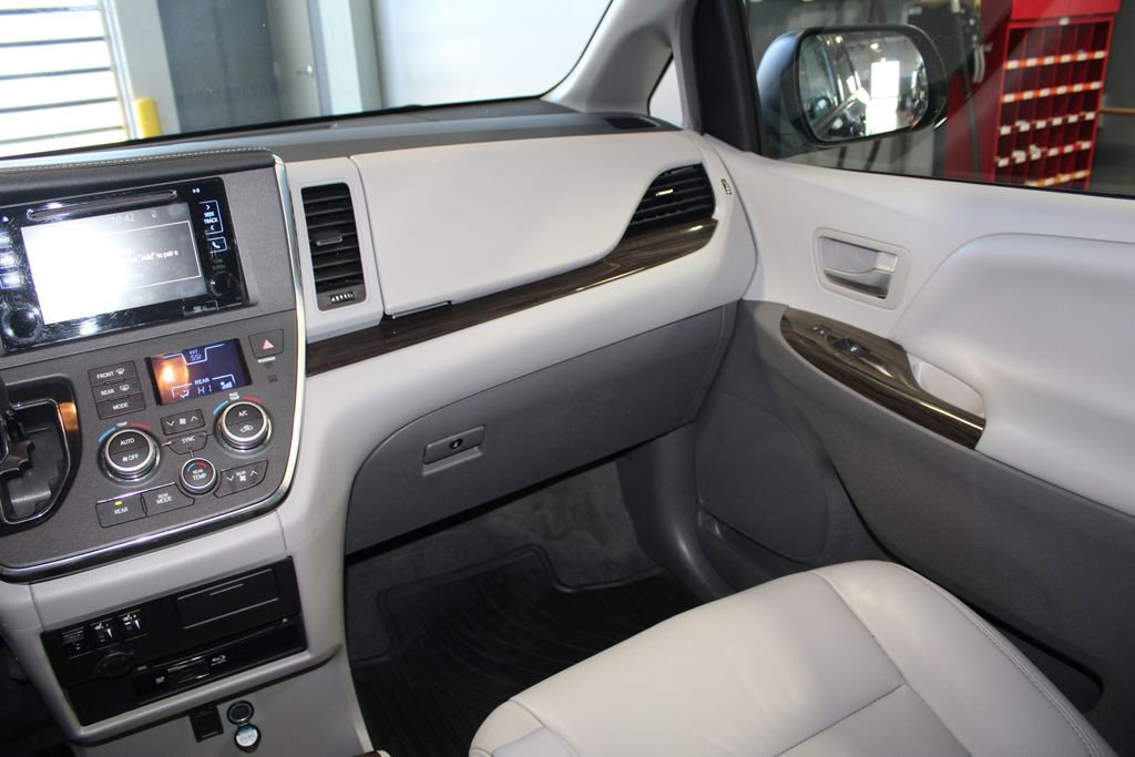 Used 2017 Toyota Sienna XLE Premium image 23
