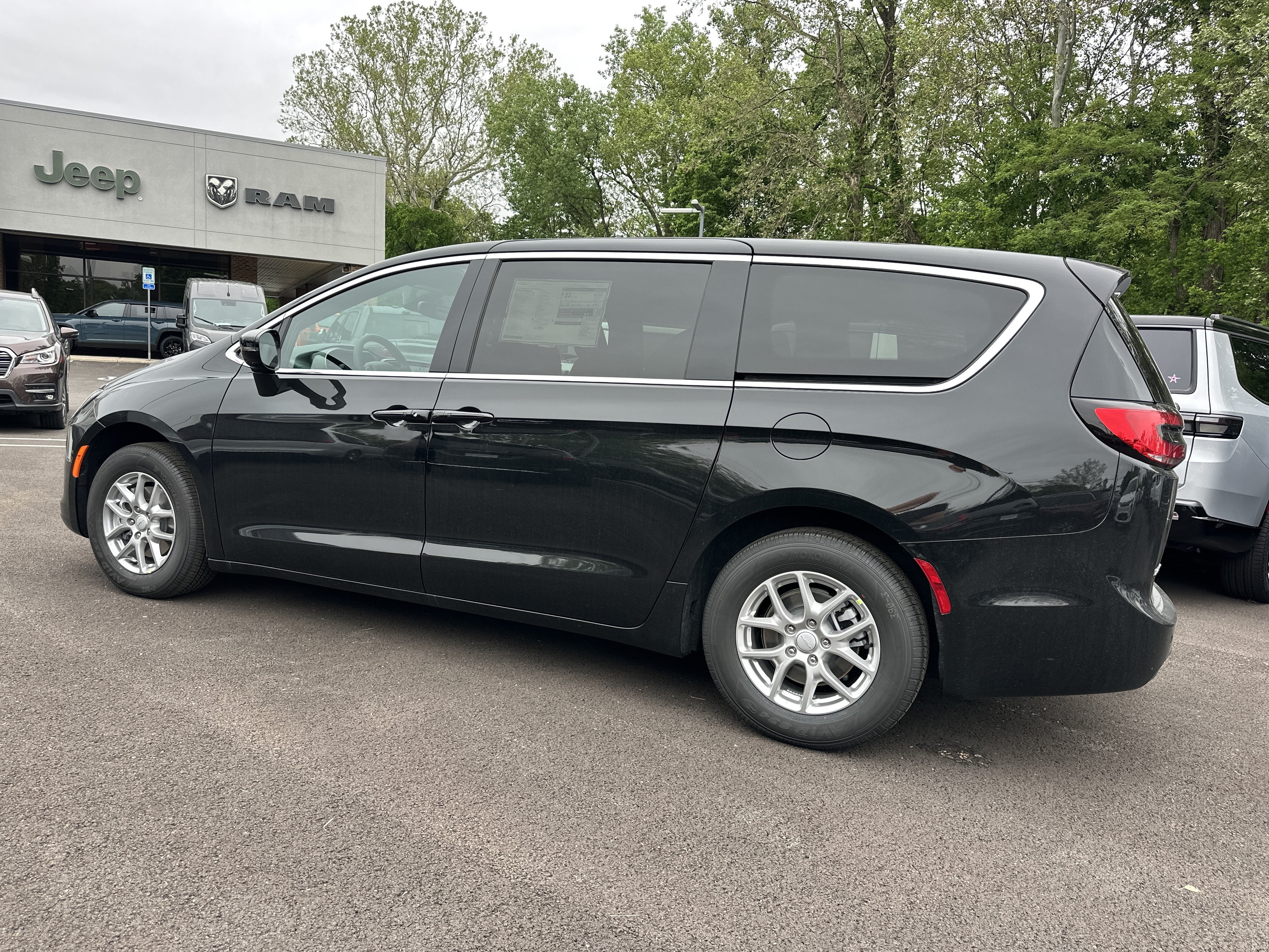 New 2027 Chrysler Pacifica Select w/ Family Tech Group FWD image 25