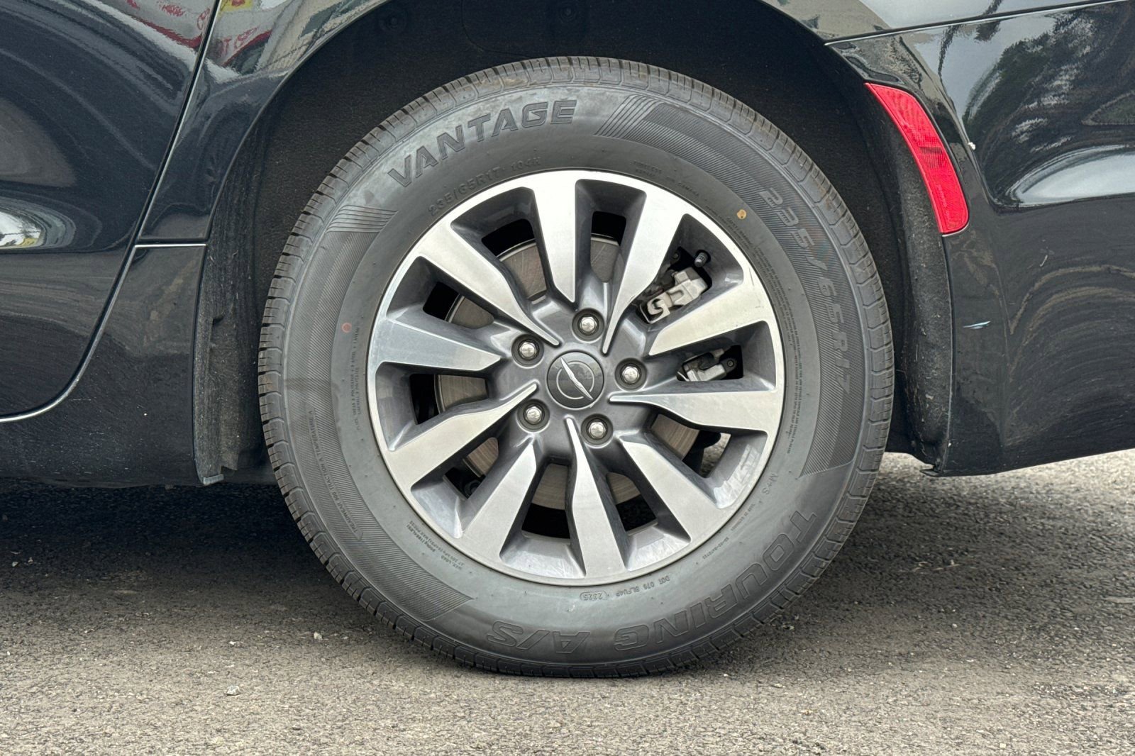 Used 2024 Chrysler Pacifica Select image 4