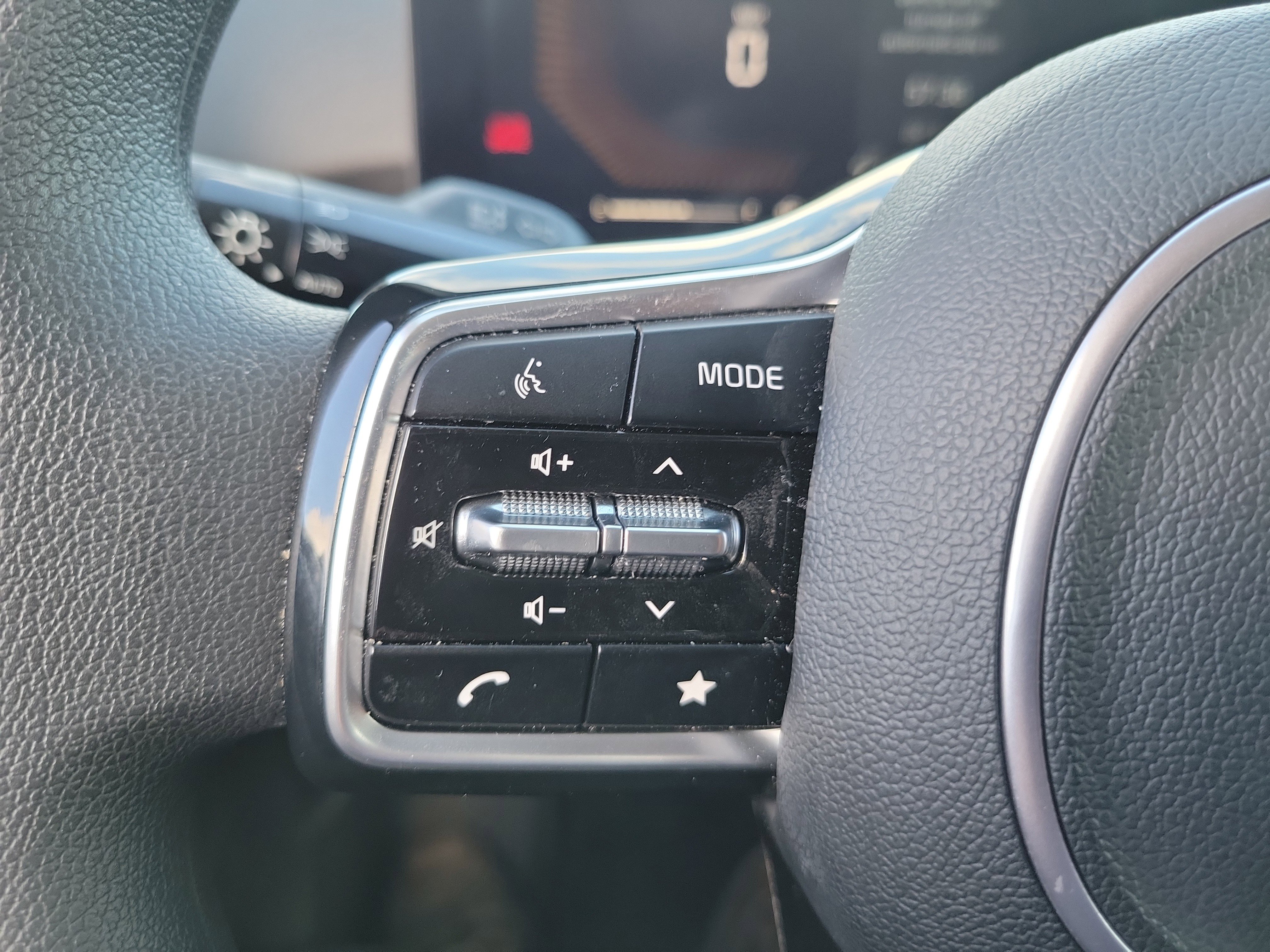 Used 2024 Kia Sorento LX image 8