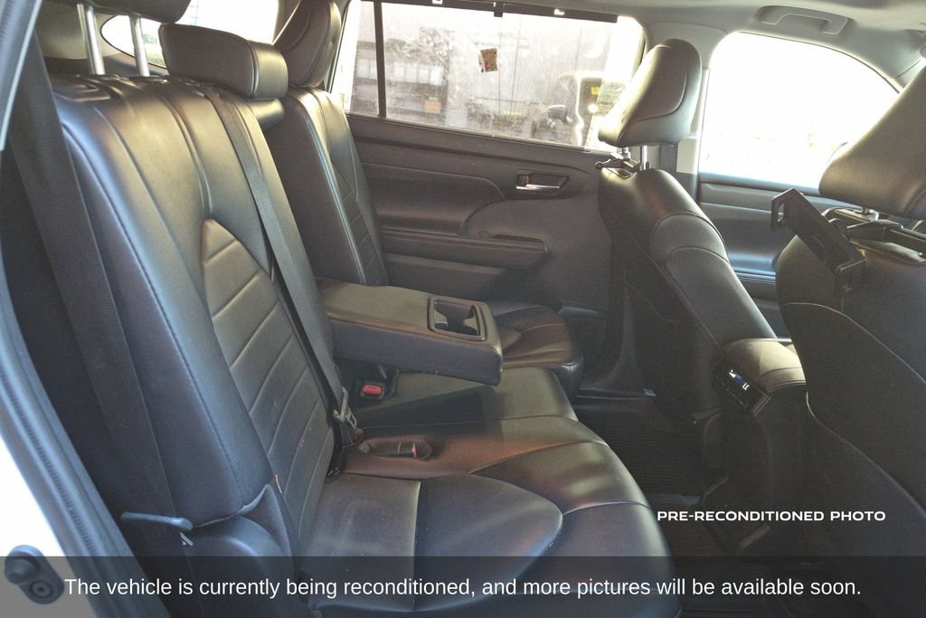 Used 2022 Toyota Highlander XLE FWD image 13