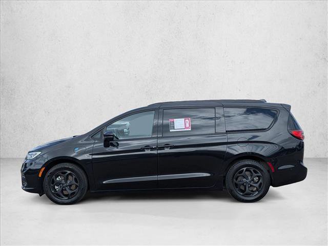 Used 2021 Chrysler Pacifica Limited w/ Uconnect Theater Family Group image 8