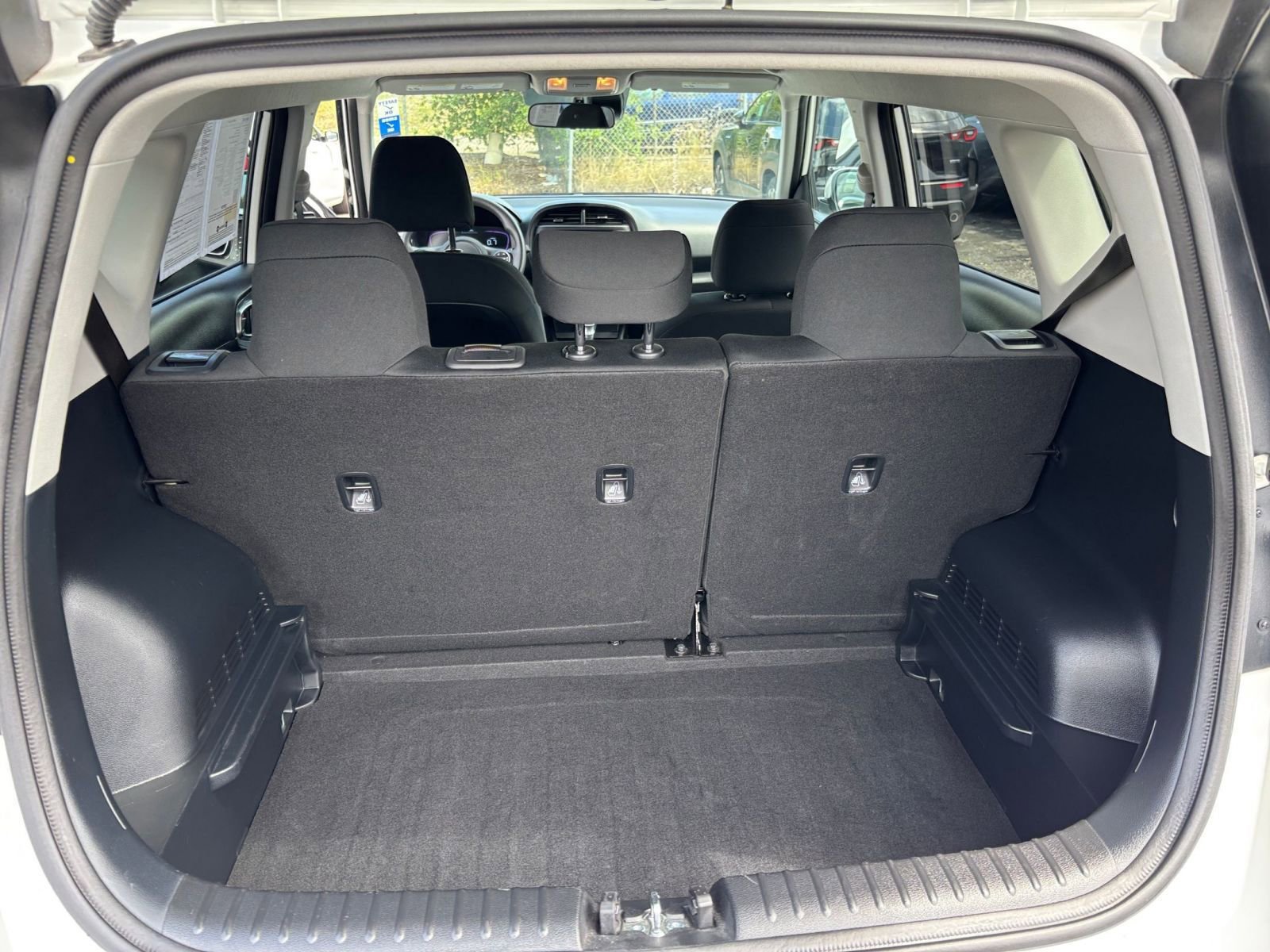 Used 2025 Kia Soul LX w/ LX Technology Package FWD image 29