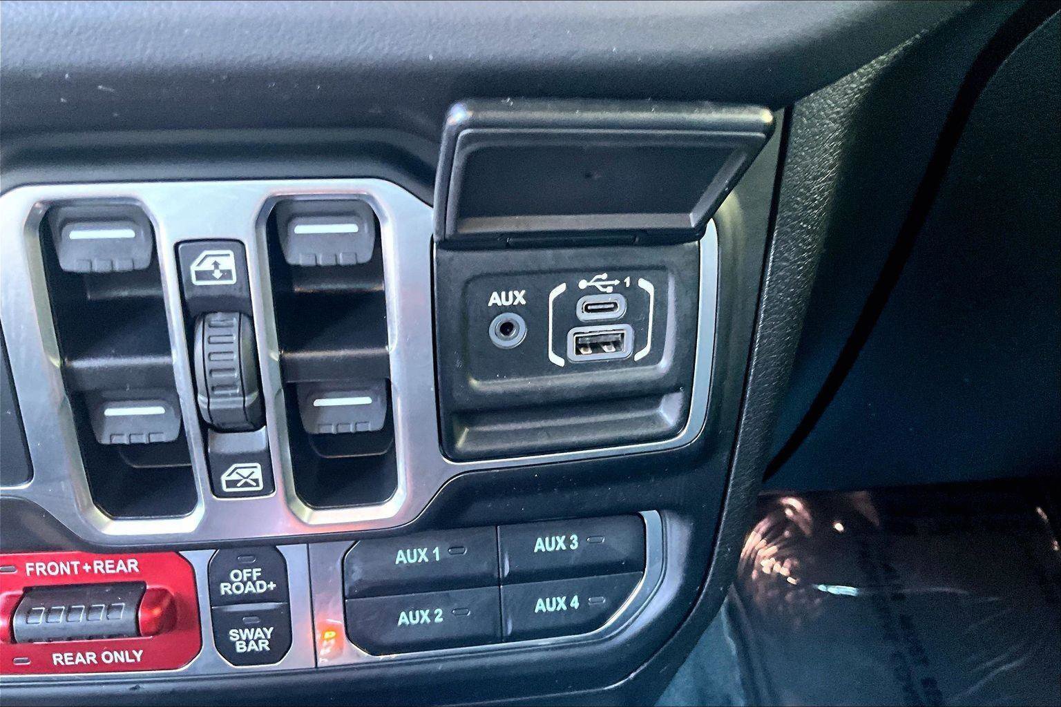 Used 2025 Jeep Wrangler Unlimited Rubicon w/ Convenience Group AWD/4WD image 33