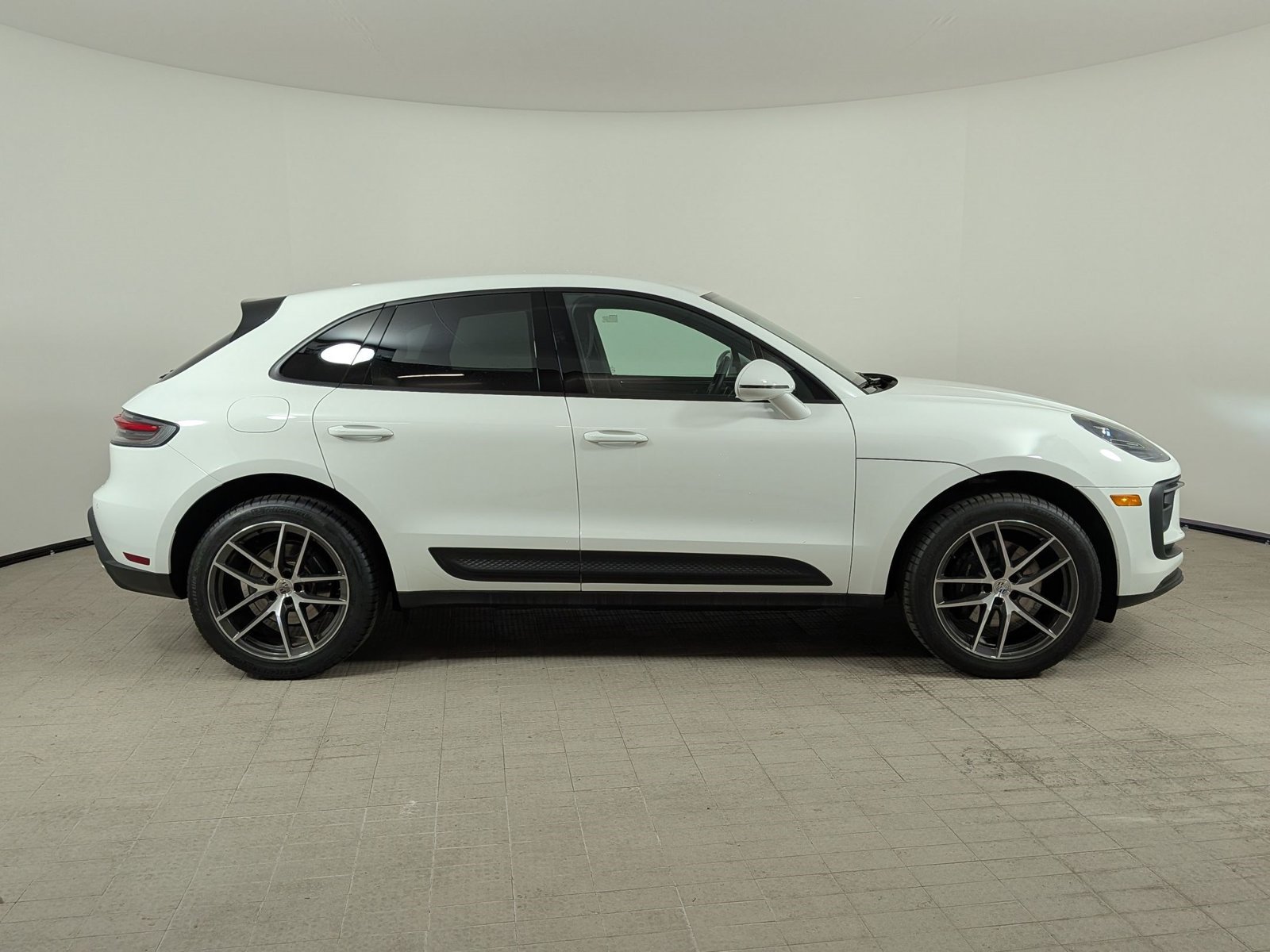 Certified 2025 Porsche Macan Turbo AWD/4WD image 8