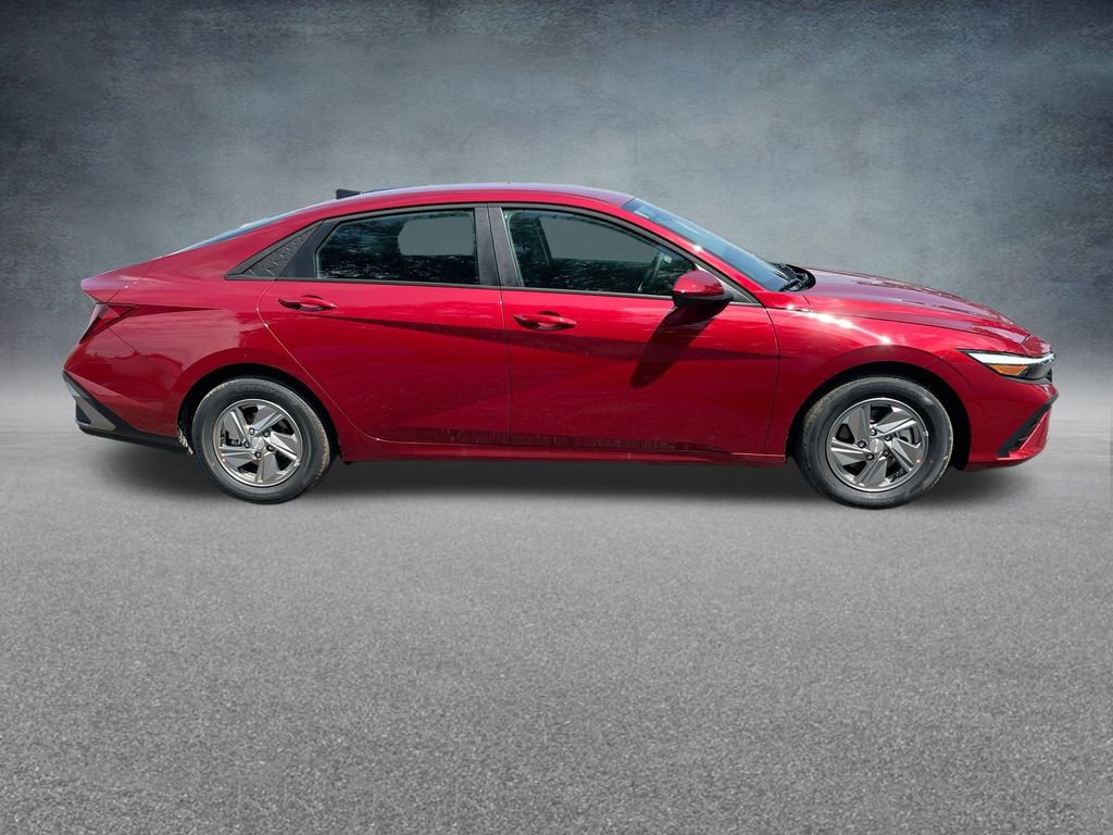 Used 2025 Hyundai Elantra SE image 33