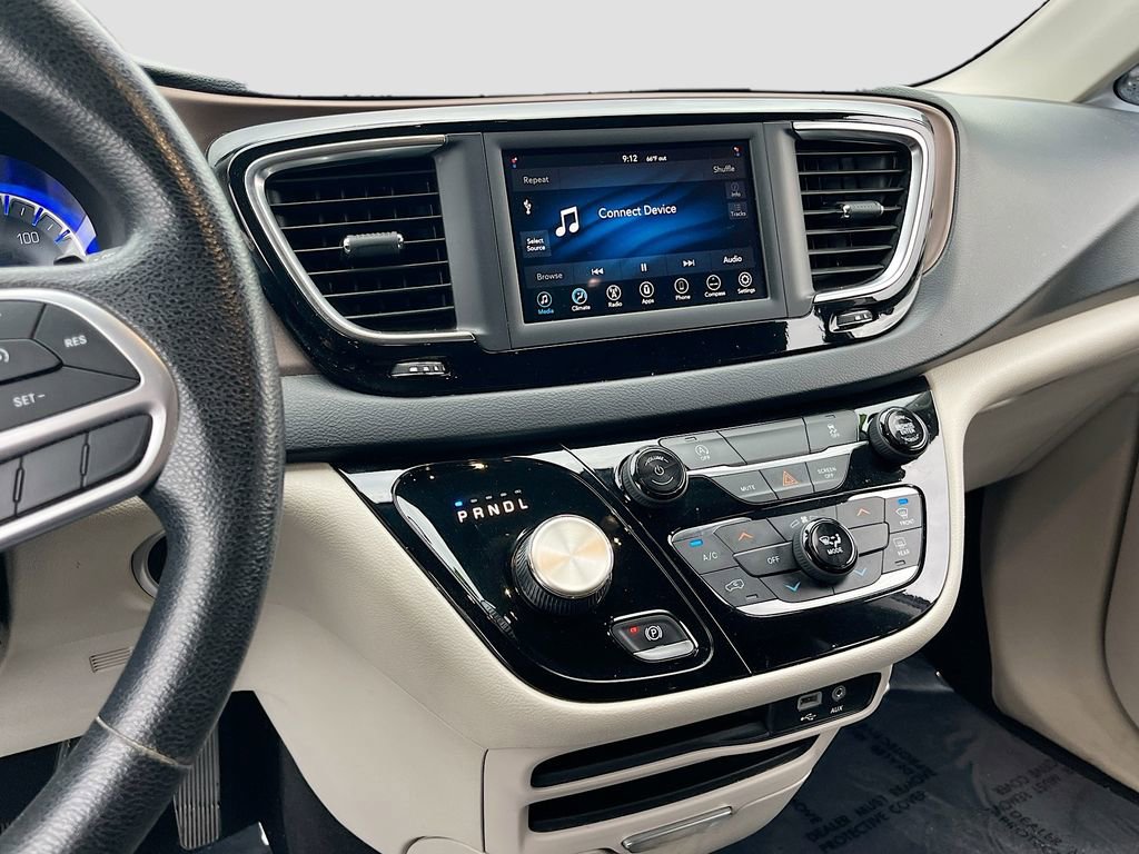 Certified 2020 Chrysler Voyager Lxi image 14