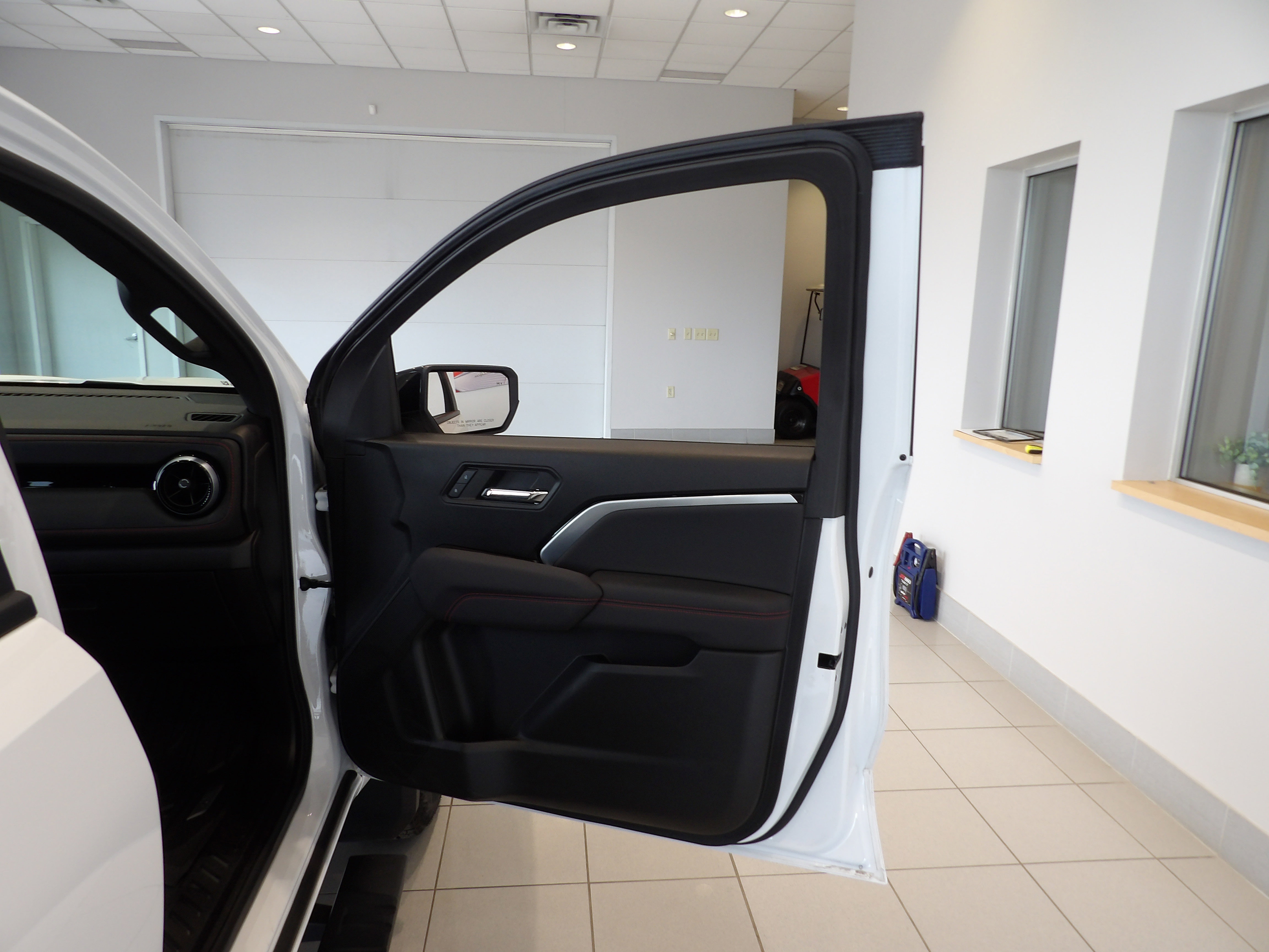 Used 2024 Chevrolet Colorado Z71 w/ Z71 Convenience Package 2 image 22