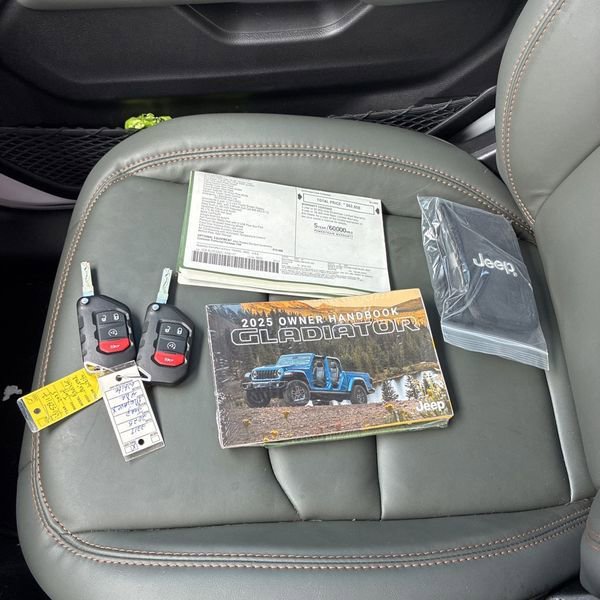 Used 2025 Jeep Gladiator Mojave AWD/4WD image 30