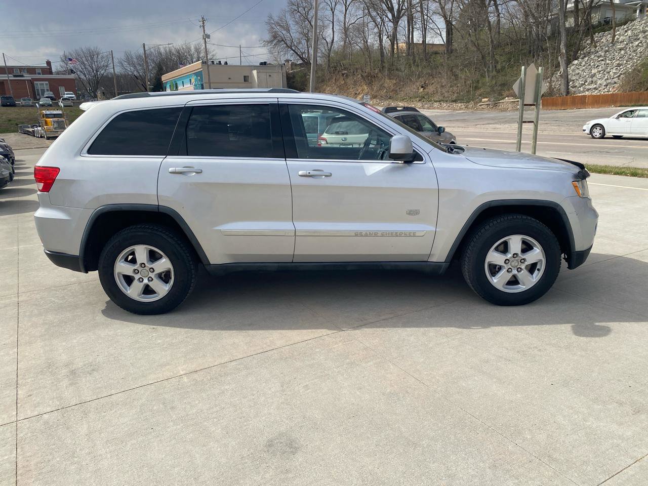 Used 2011 Jeep Grand Cherokee 70th Anniversary AWD/4WD image 5