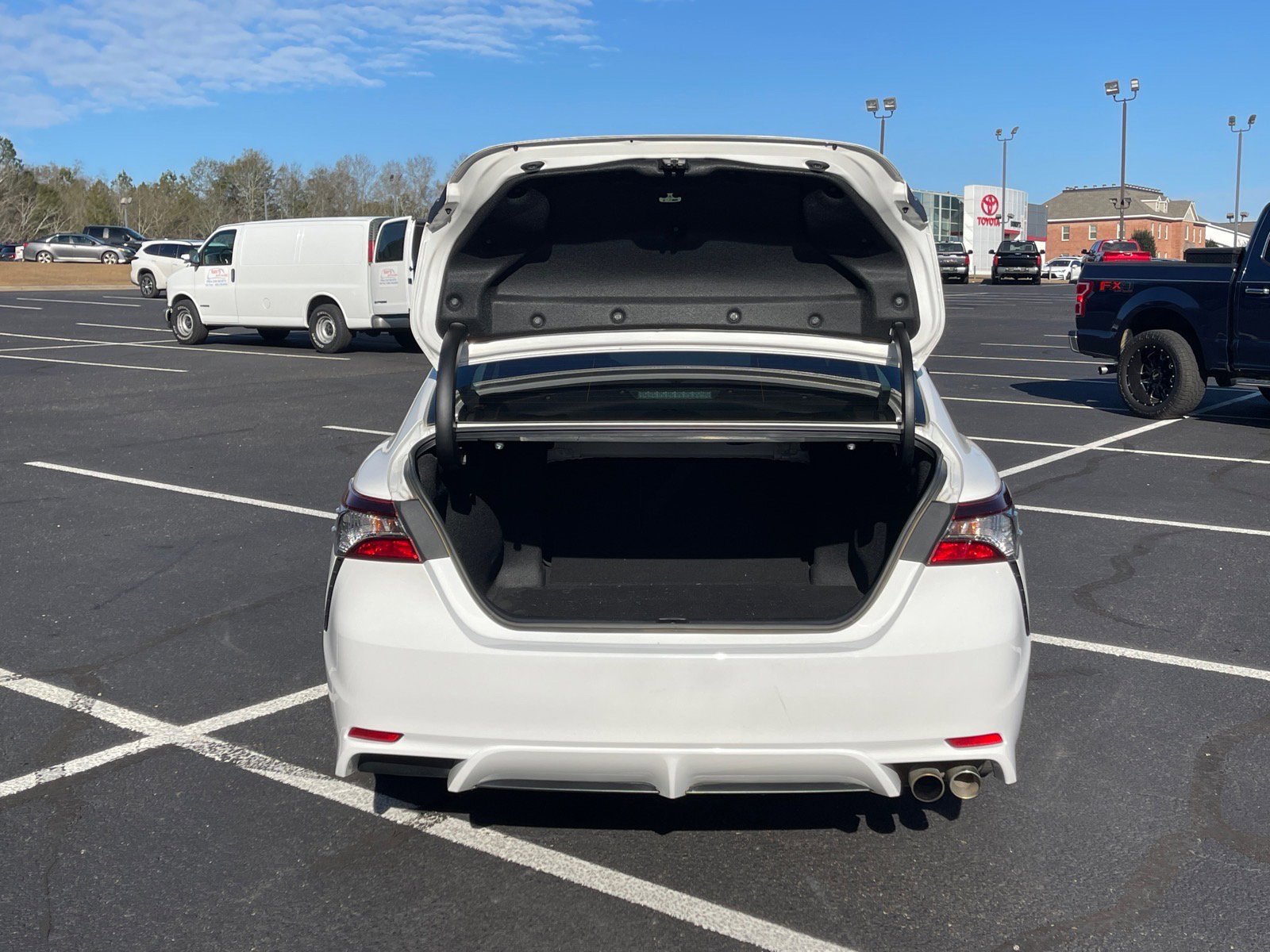 Used 2023 Toyota Camry SE image 16