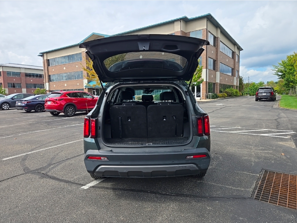 Certified 2023 Kia Sorento S w/ Panoramic Sunroof Package AWD/4WD image 3