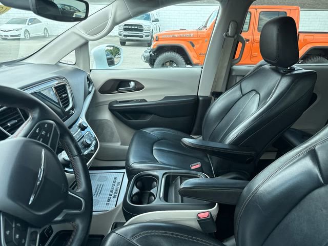Used 2017 Chrysler Pacifica Touring-L FWD image 8