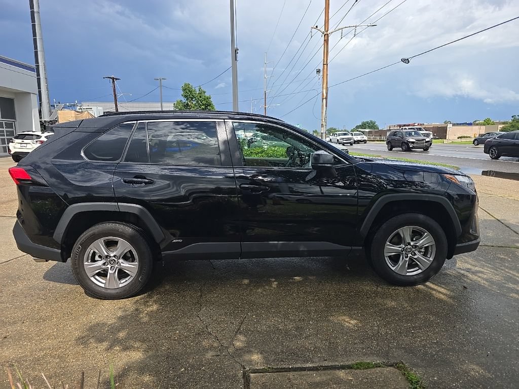 Used 2024 Toyota RAV4 LE AWD/4WD image 4