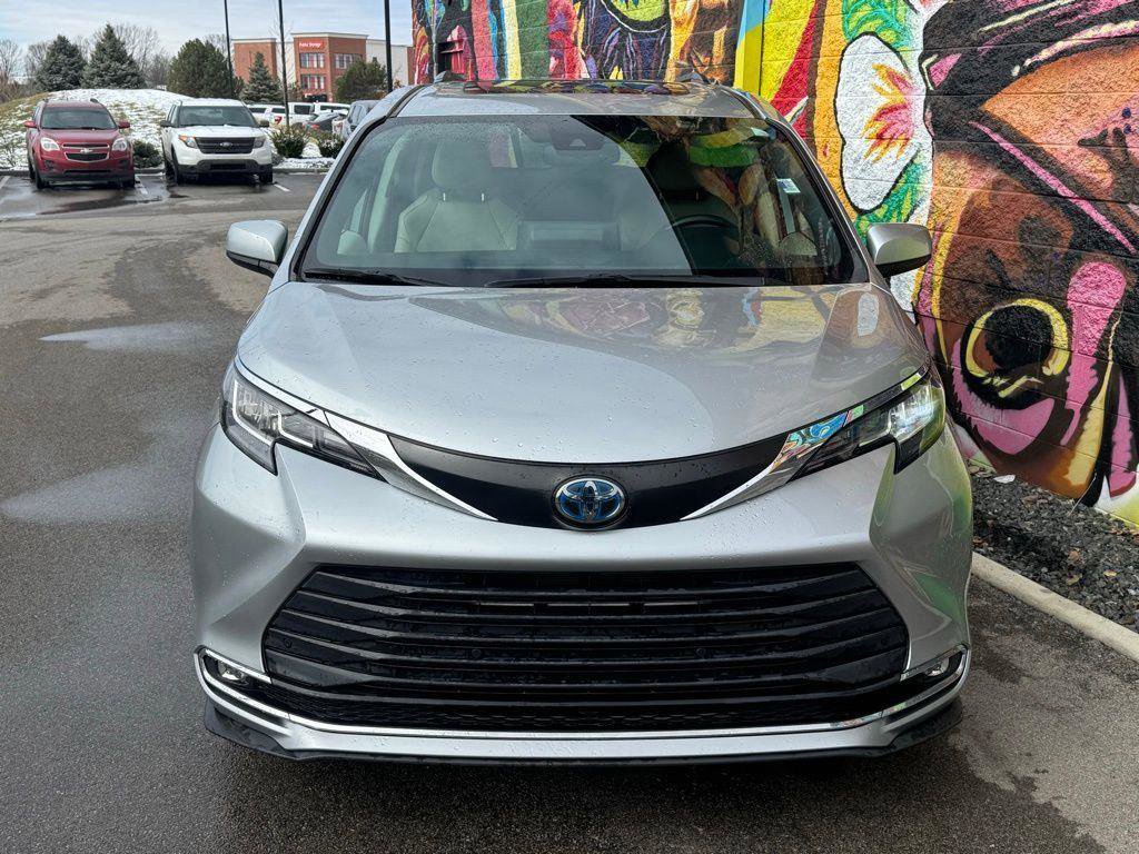 Used 2022 Toyota Sienna XLE image 2