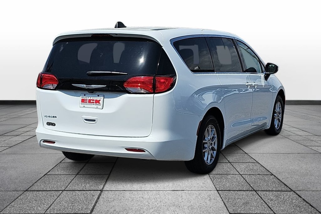 Used 2023 Chrysler Voyager LX FWD image 5