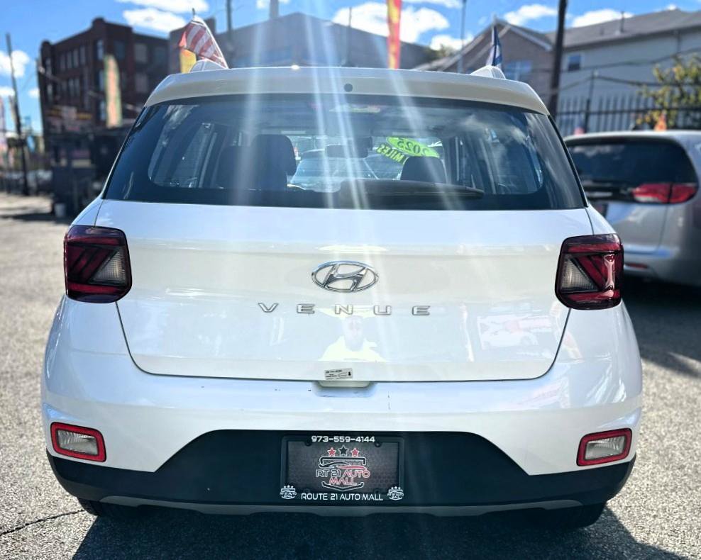 Used 2025 Hyundai Venue SEL FWD image 5