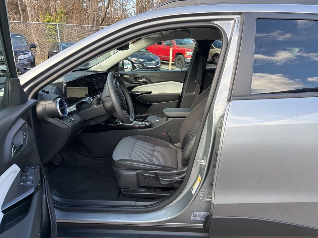 Used 2025 Chevrolet Trax LT image 4
