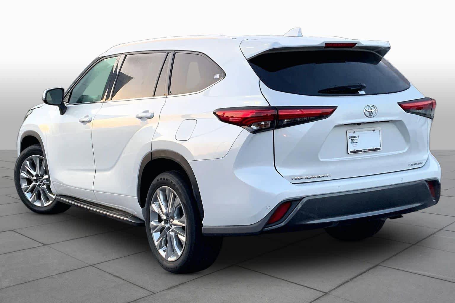 Used 2023 Toyota Highlander Limited FWD image 12