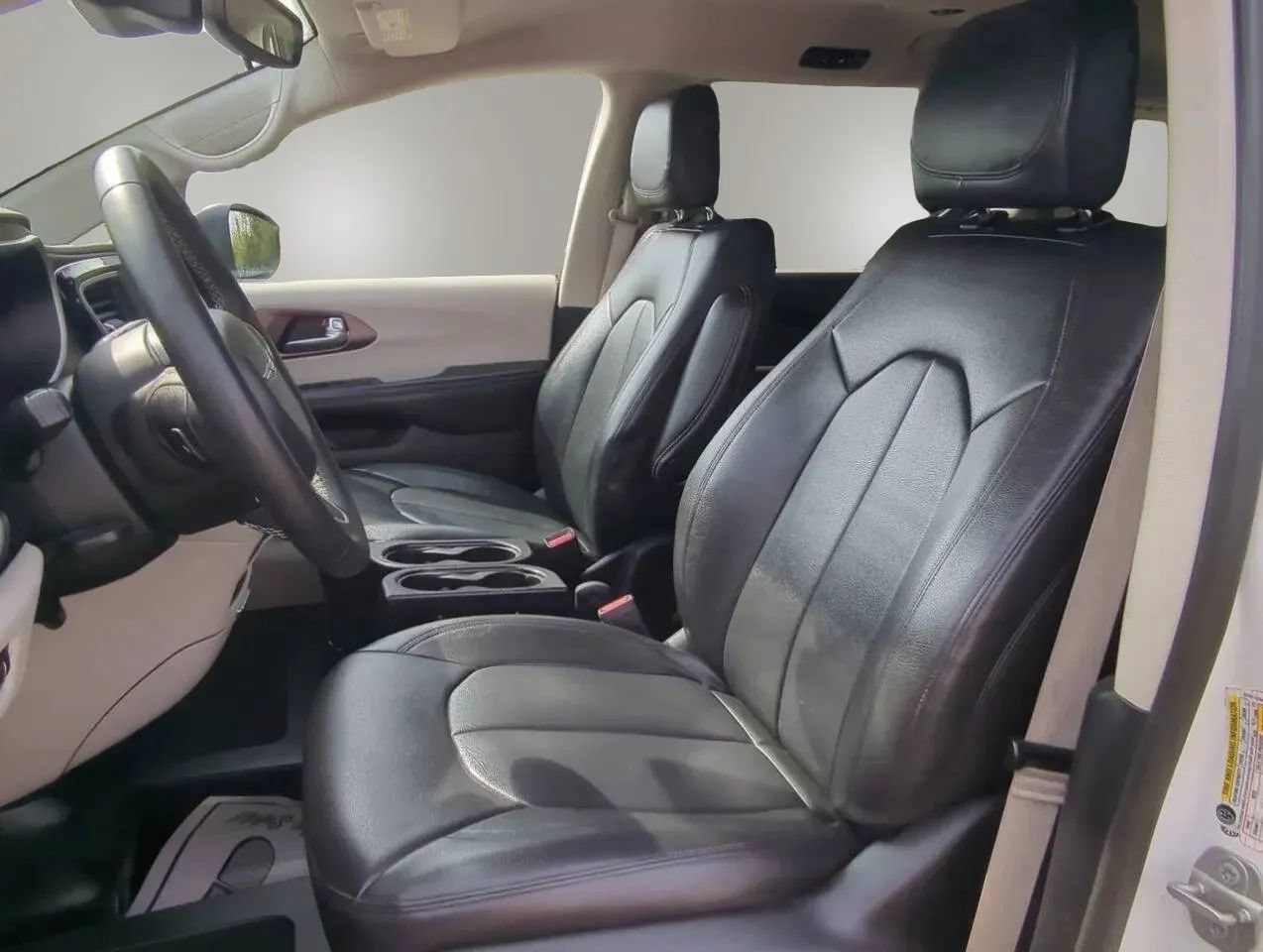 Used 2023 Chrysler Voyager LX FWD image 12