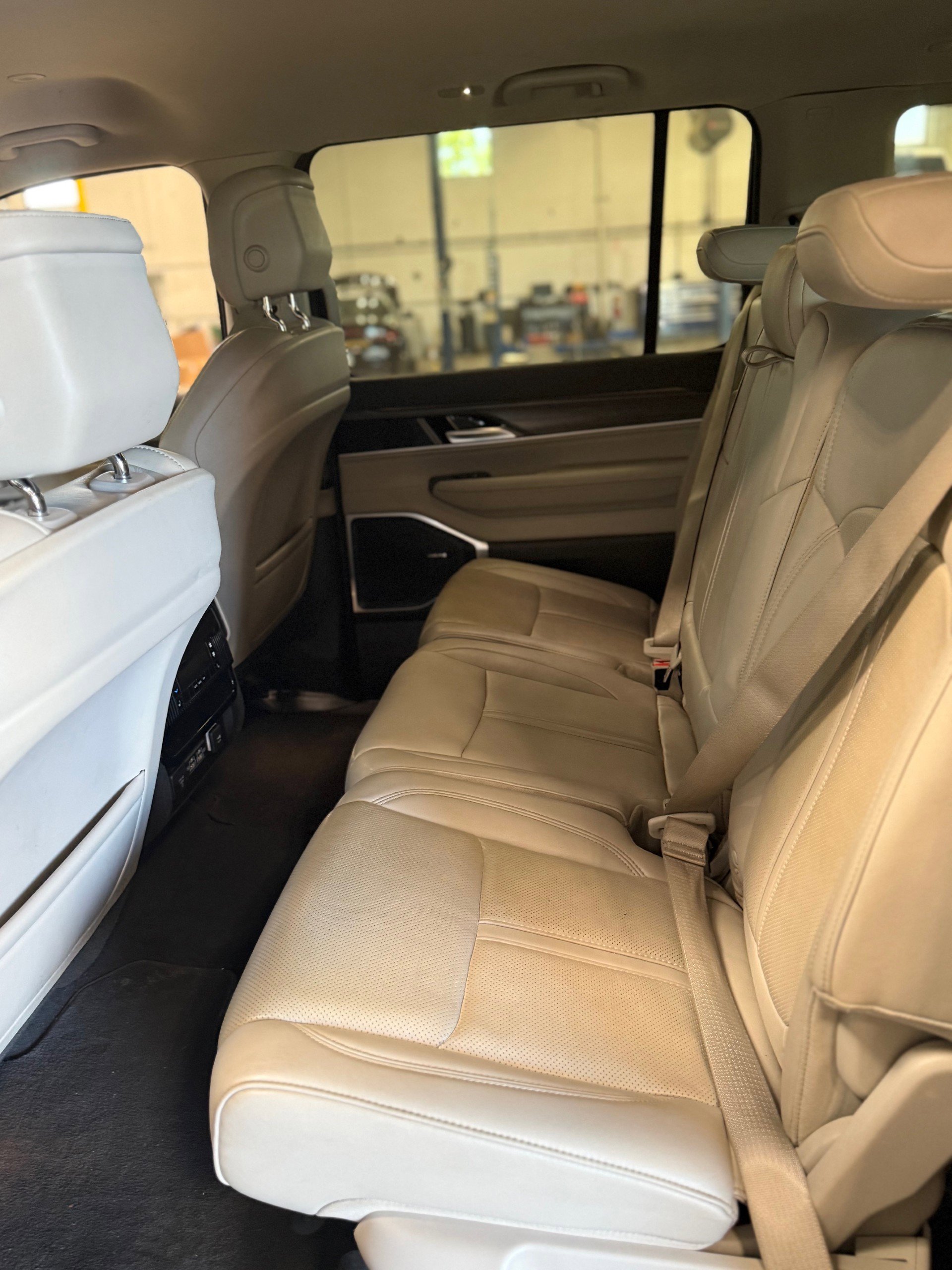 Used 2023 Jeep Wagoneer L Series III image 6