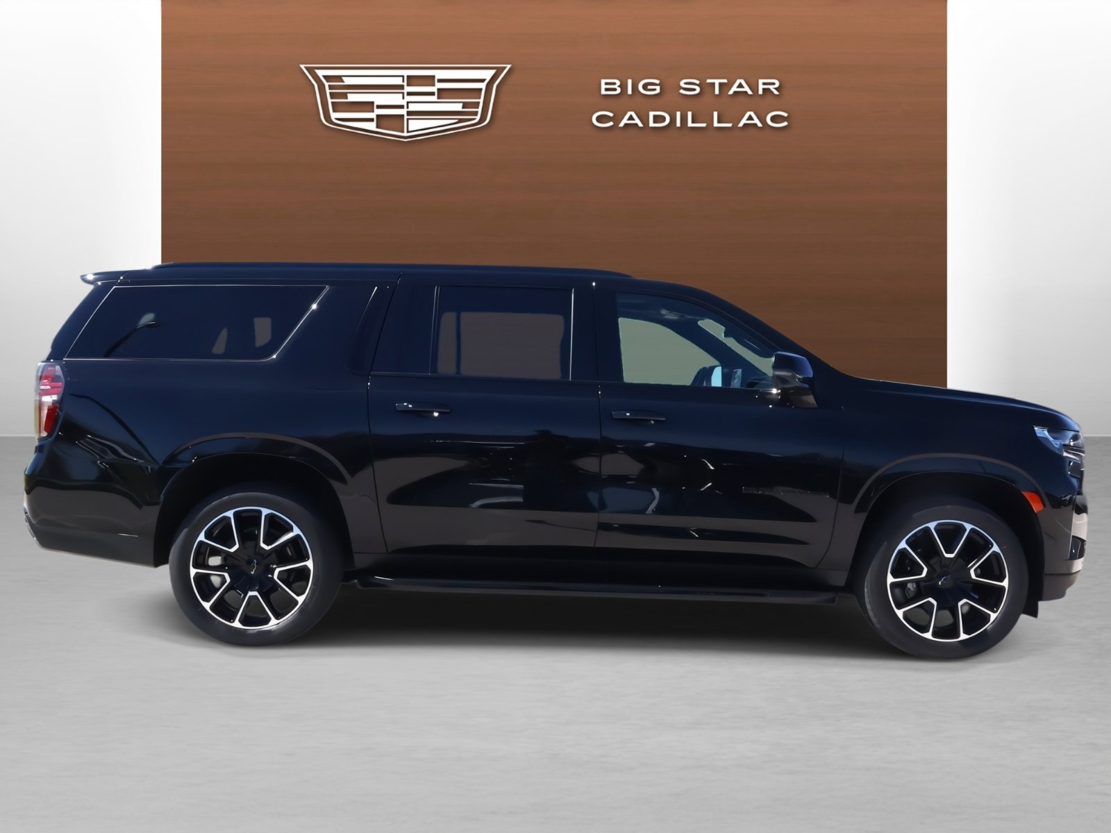 Used 2023 Chevrolet Suburban RST w/ Luxury Package image 6