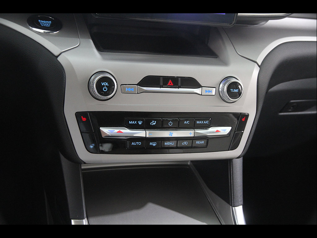 Used 2023 Ford Explorer XLT w/ Equipment Group 202A AWD/4WD image 14