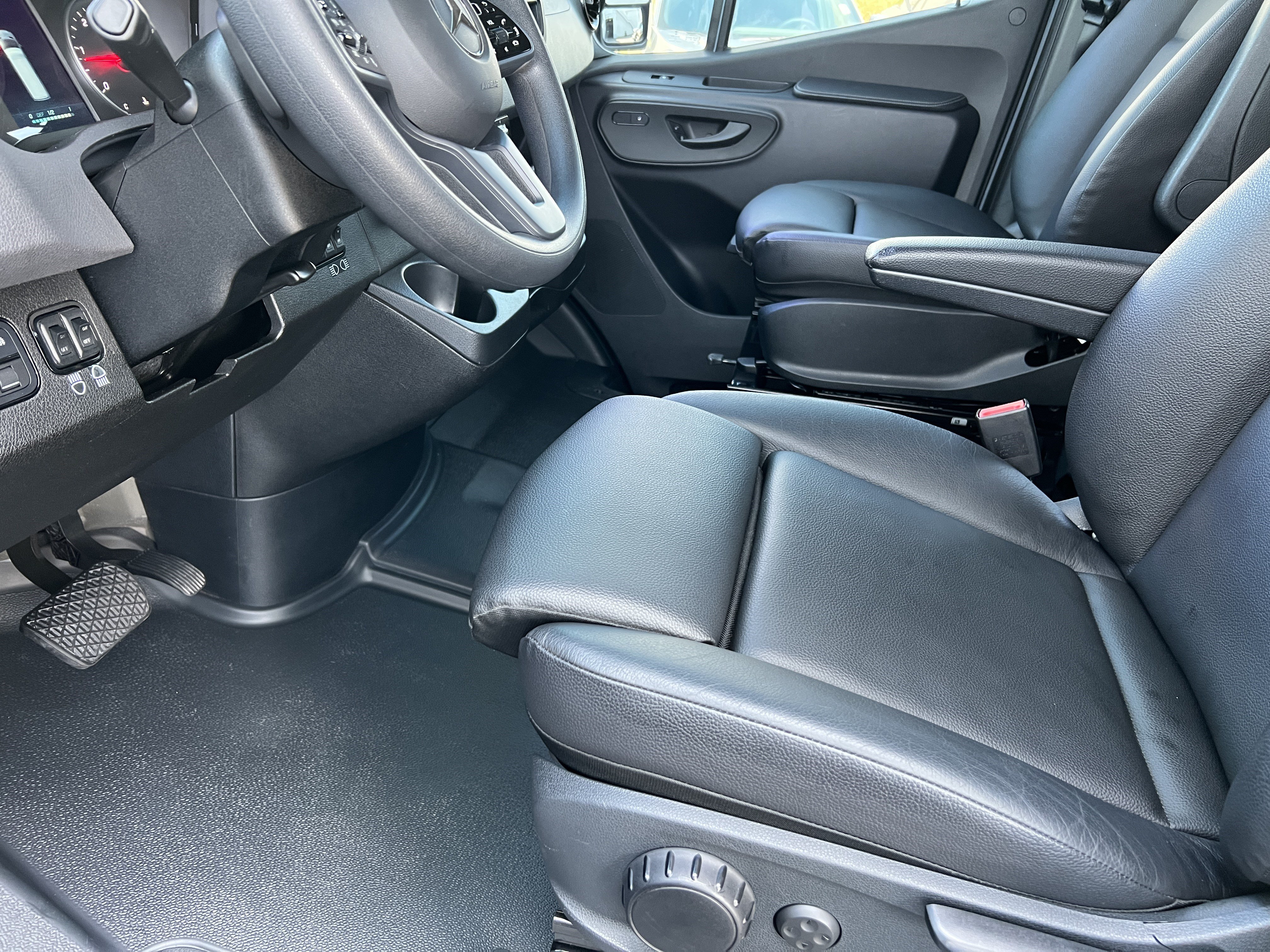 Used 2022 Mercedes-Benz Sprinter 2500 image 14