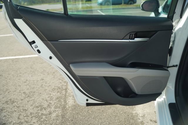 Used 2018 Toyota Camry LE image 15