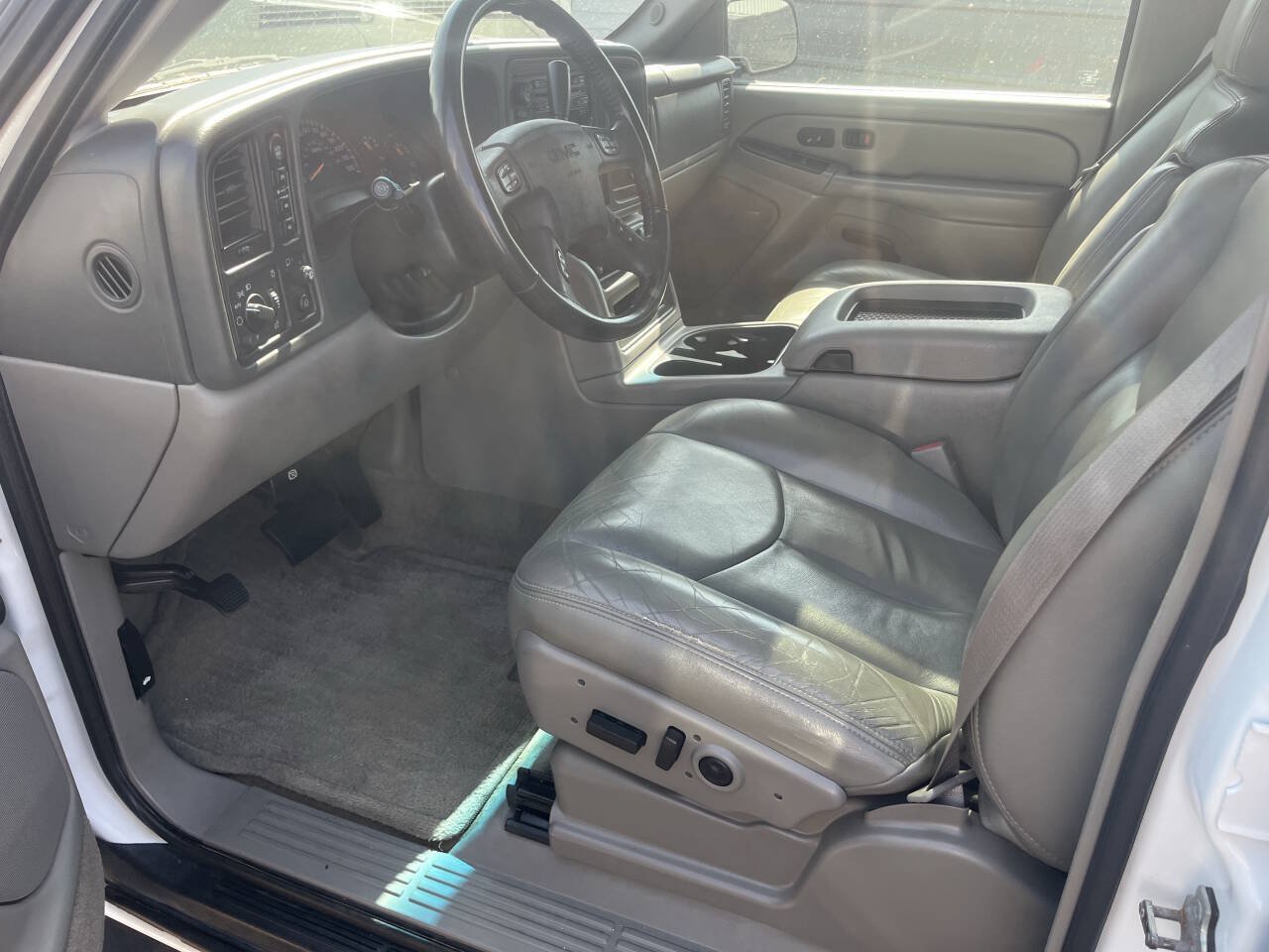 Used 2005 GMC Yukon XL SLT w/ SLT Preferred Equipment Group AWD/4WD image 9