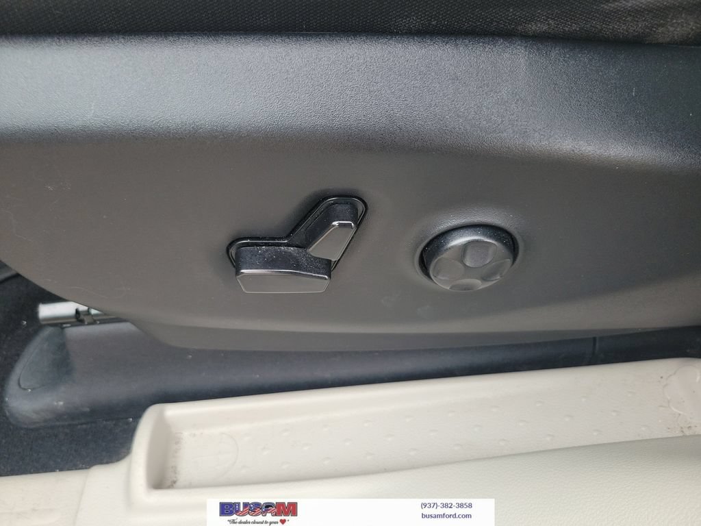 Used 2023 Chrysler Voyager LX FWD image 10