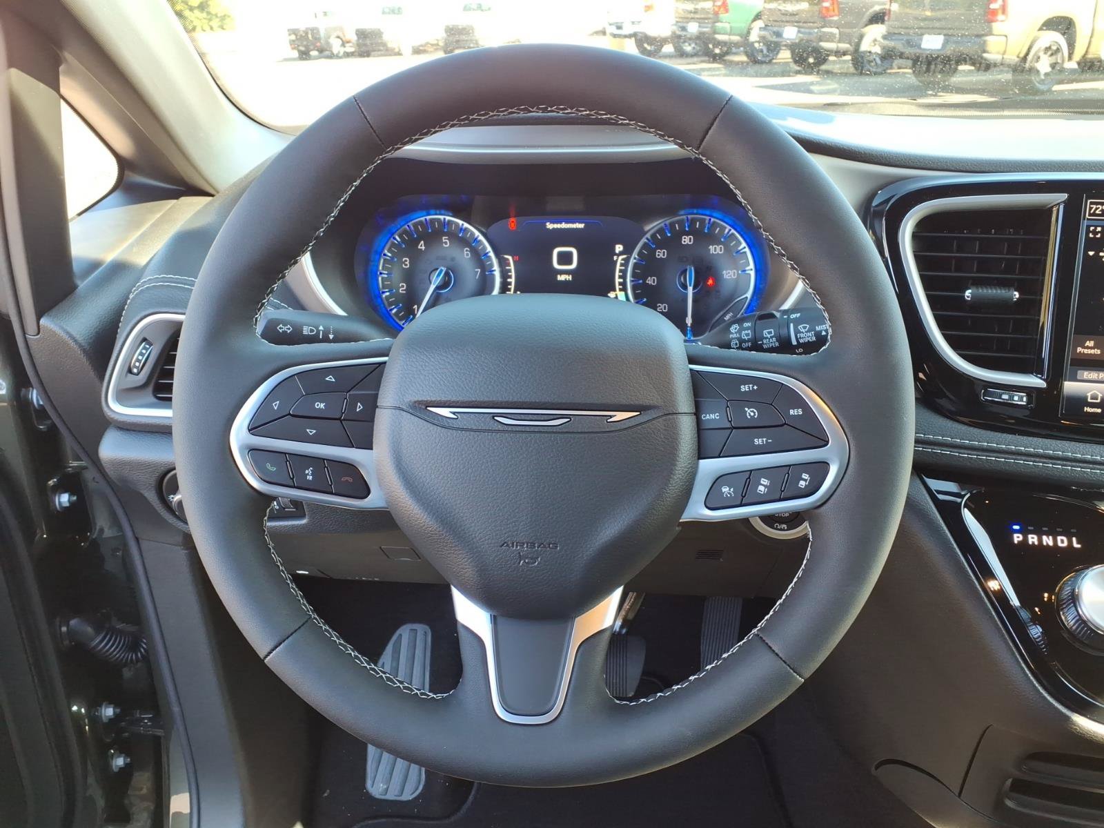 New 2027 Chrysler Pacifica Select AWD/4WD image 18