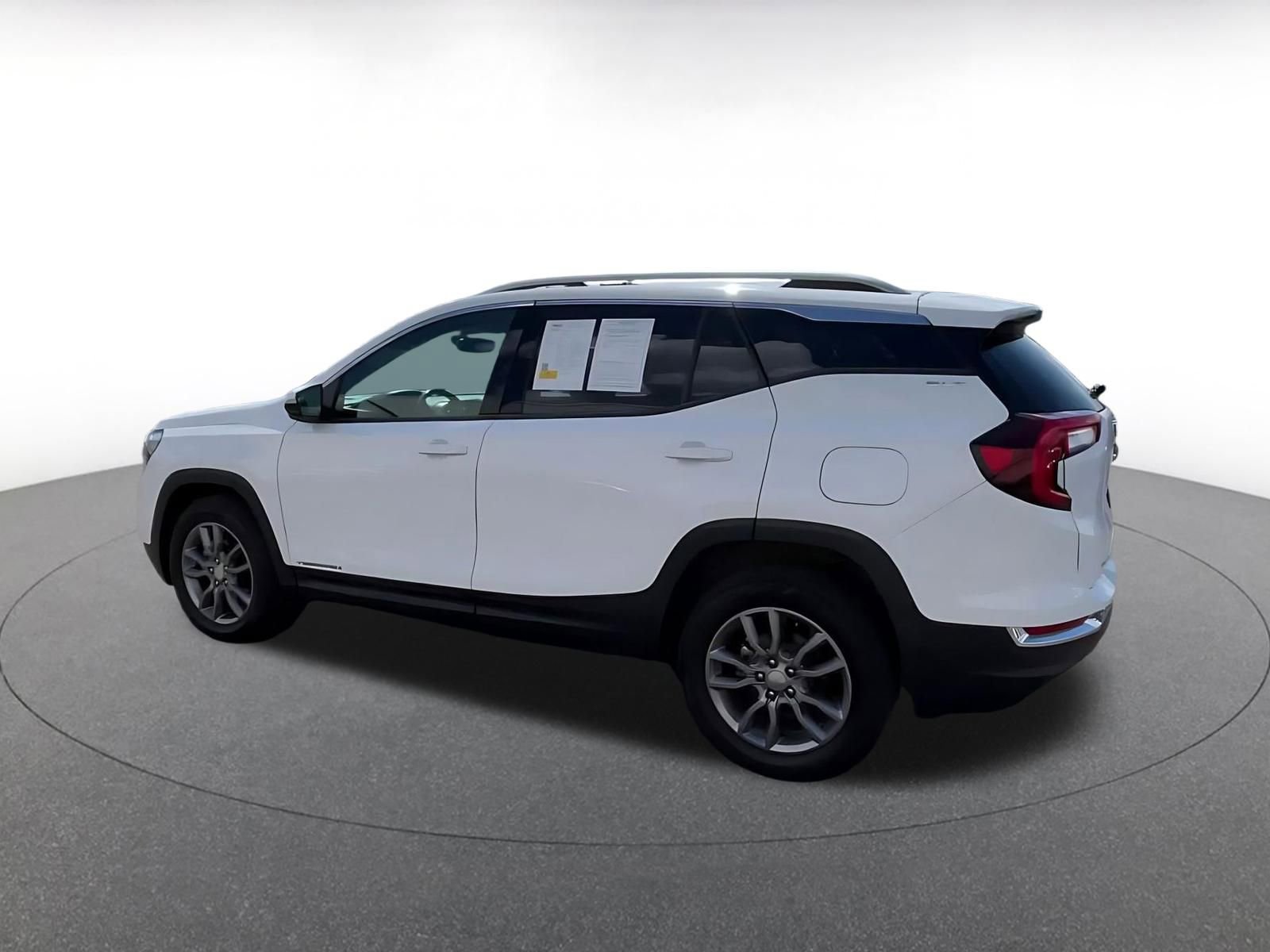 Used 2024 GMC Terrain SLT AWD/4WD image 10