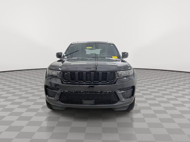 Used 2024 Jeep Grand Cherokee Altitude image 4