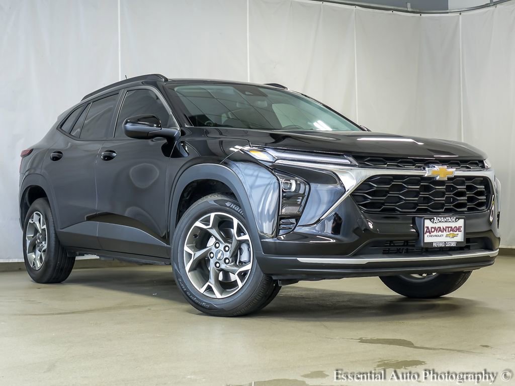 Used 2025 Chevrolet Trax LT w/ Driver Confidence Package FWD image 2