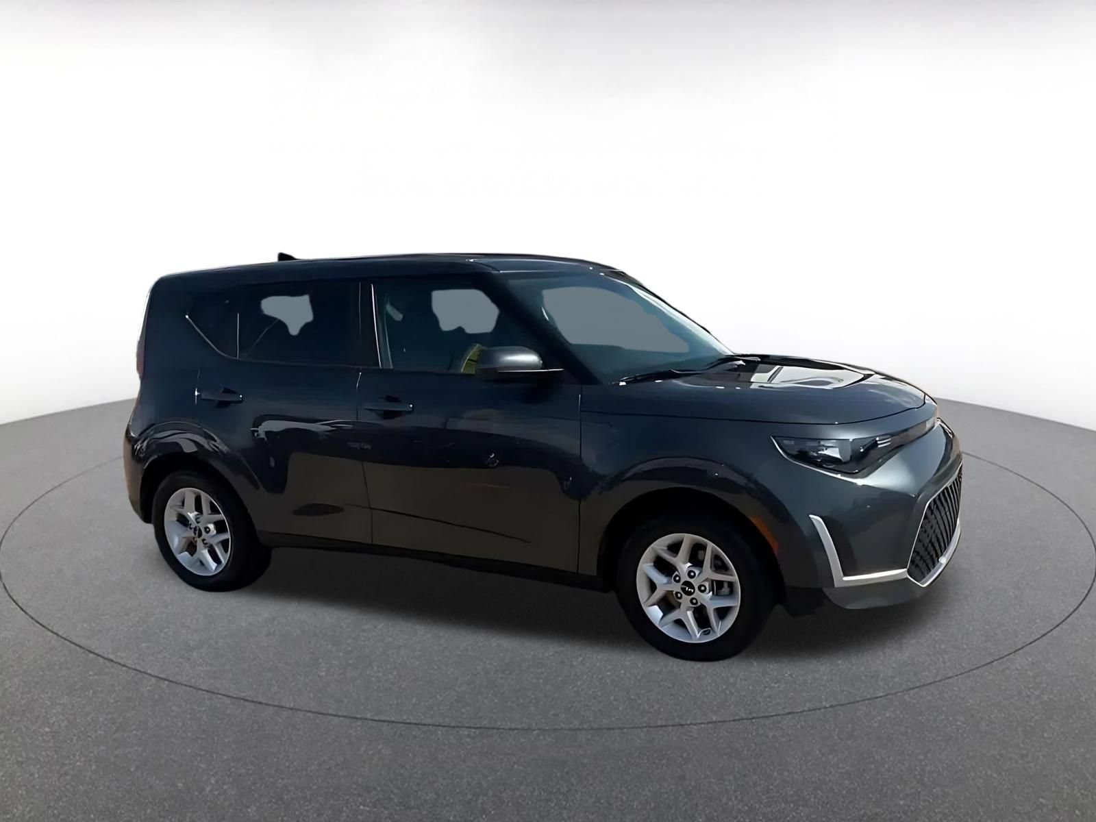Used 2025 Kia Soul LX w/ LX Technology Package FWD image 2