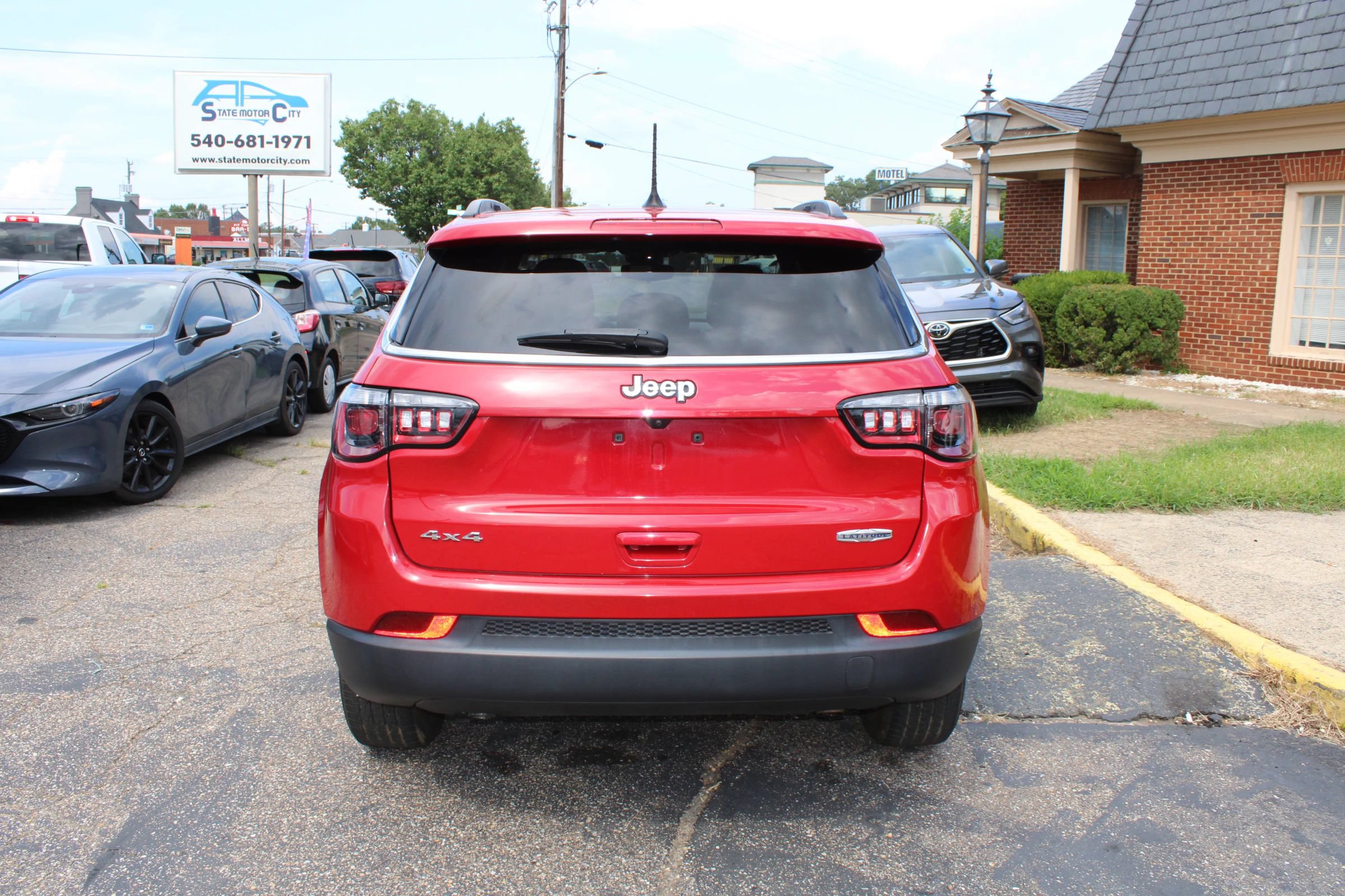 Used 2024 Jeep Compass Latitude AWD/4WD image 4