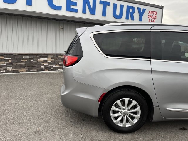 Used 2018 Chrysler Pacifica Touring-L image 16