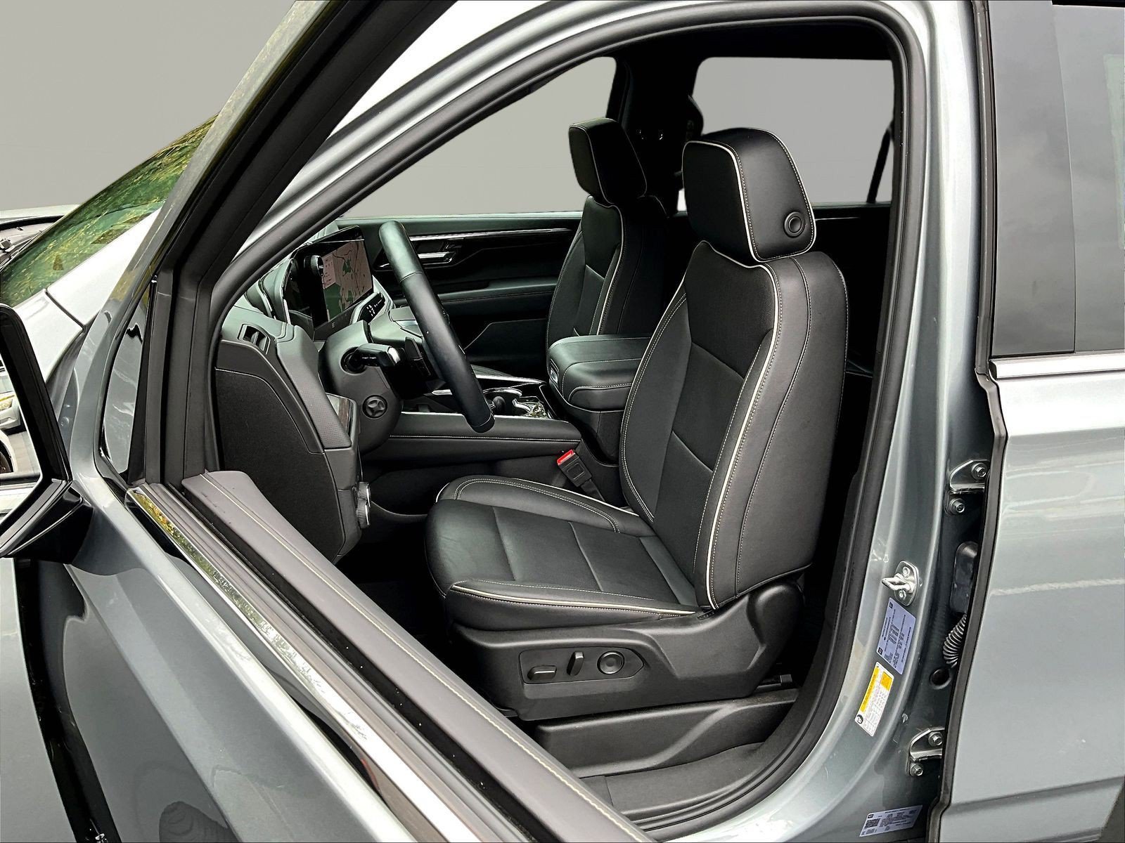 Used 2025 Chevrolet Suburban Premier AWD/4WD image 21
