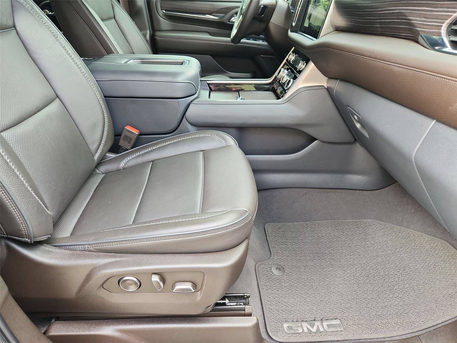 Used 2024 GMC Yukon Denali w/ Advanced Technology Package AWD/4WD image 29