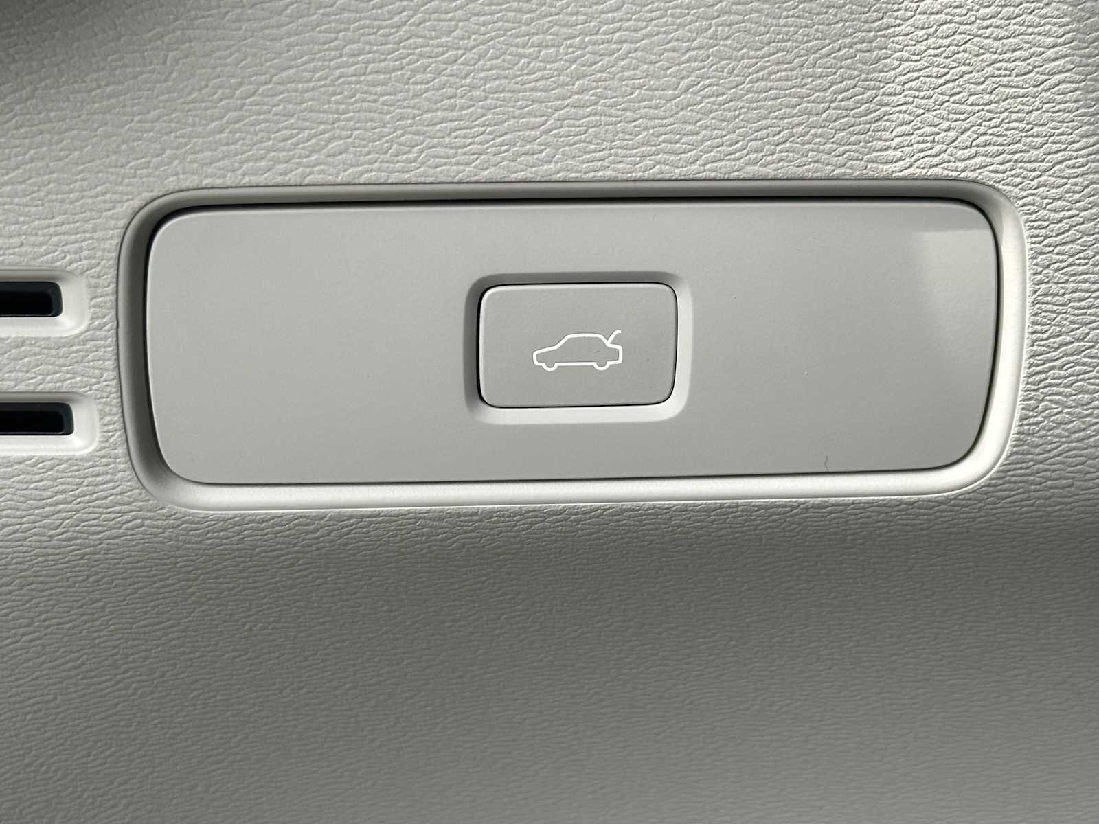 Certified 2023 Volvo XC40 B5 Plus w/ Protection Package Premier AWD/4WD image 32