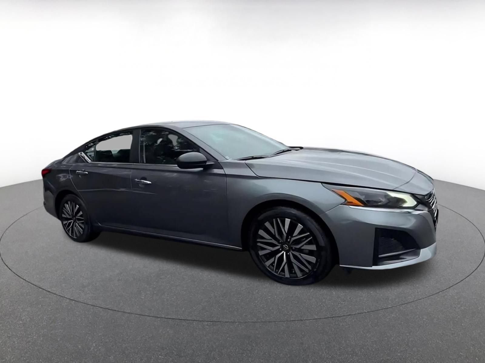 Used 2025 Nissan Altima 2.5 SV FWD image 2